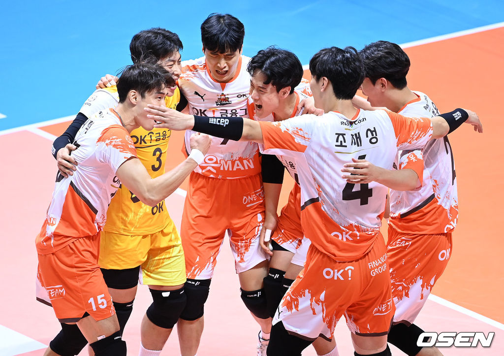 14일 오후 경기 의정부체육관에서 ‘2021 의정부∙도드람컵 프로배구대회’ OK금융그룹과 삼성화재의 경기가 열렸다.1세트 득점에 성공한 OK금융그룹 선수들이 환호하고 있다. 2021.08.14 /sunday@osen.co.kr