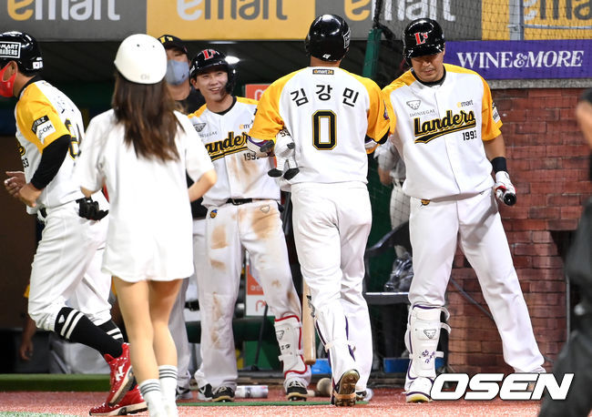 14일 인천 SSG랜더스필드에서 ‘2021 신한은행 SOL KBO리그’ SSG 랜더스와 KIA 타이거즈의 경기가 열렸다.9회말 무사 선두타자로 나선 SSG 김강민이 동점 우월 솔로포를 날리고 더그아웃 동료들과 인사를 나누고 있다. 2021.08.14 / dreamer@osen.co.kr