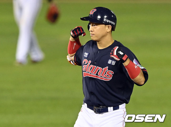  14일 오후 서울 잠실야구장에서 ’2021 신한은행 SOL KBO 리그' LG 트윈스와 롯데 자이언츠의 경기가 열렸다.7회초 2사 1루 롯데 손아섭이 다시 앞서가는 1타점 적시 좌중전 2루타를 때려낸 뒤 세리머니를 하고 있다. 2021.08.14 /cej@osen.co.kr