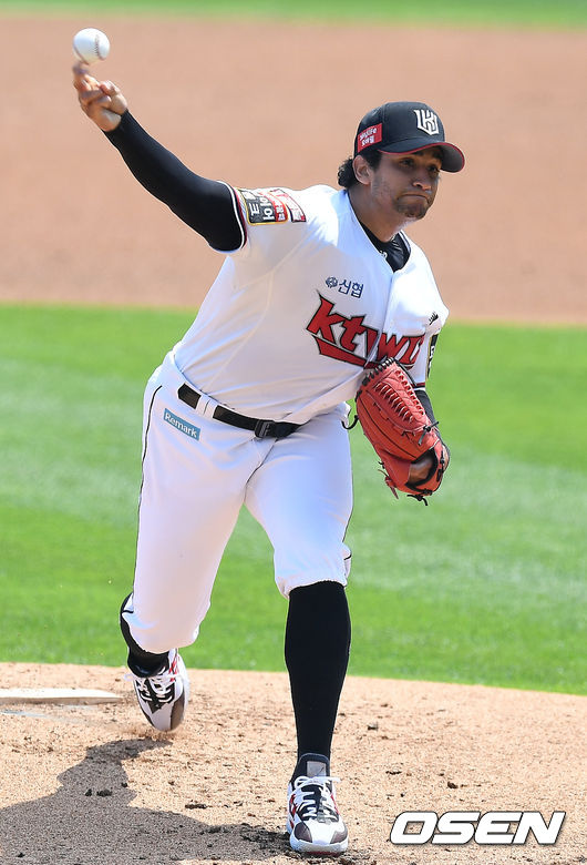 KT 선발 쿠에바스가 마운드 위에서 힘차게 공을 뿌리고 있다./rumi@osen.co.kr
