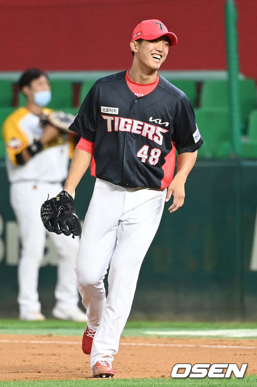 6회말 2사 주자없는 상황 SSG 한유섬을 투수 앞 땅볼로 이끈 KIA 선발 이의리가 더그아웃으로 향하며 미소짓고 있다. 2021.08.14 / dreamer@osen.co.kr