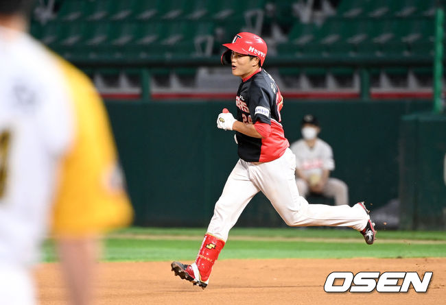 8회초 무사 선두타자로 나선 KIA 김민식이 역전 우월 솔로포를 날리고 그라운드를 돌고 있다. 2021.08.14 / dreamer@osen.co.kr