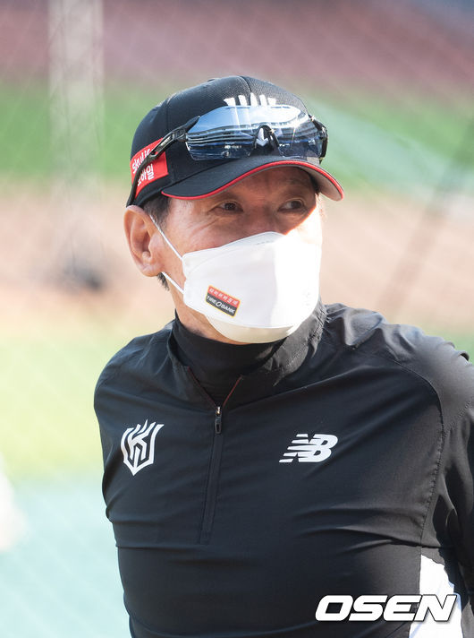 경기 앞서 KT 이강철 감독이 선수들의 훈련을 지켜보고 있다. / soul1014@osen.co.kr