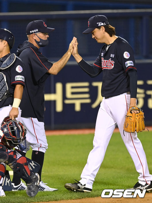  경기 종료 후 롯데 서튼 감독이 김원중을 반기고 있다. 2021.08.14 /cej@osen.co.kr