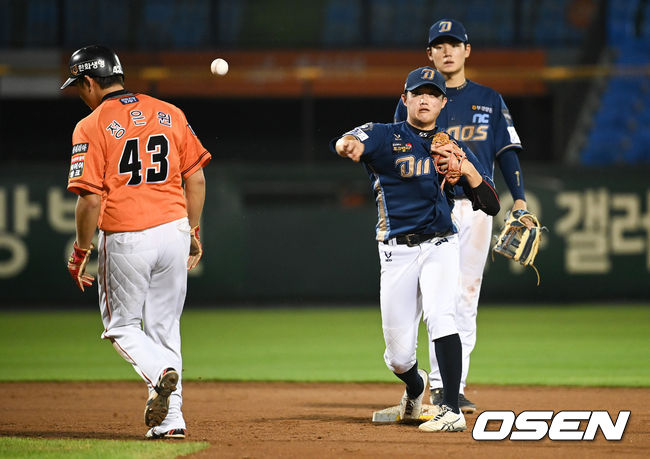 8회말 1사 1루 한화 최재훈의 병살타때 NC 최정원 2루수가 1루 주자 정은원을 포스아웃시킨뒤 1루로 송구하고 있다. 2021.08.13 / soul1014@osen.co.kr