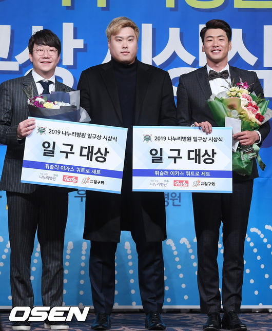 일구대상을 수상한 SK 김광현과 KIA 양현종이 시상자로 나선 LA 다저스 류현진이 함께 포토타임을 갖고 있다. / rumi@osen.co.kr