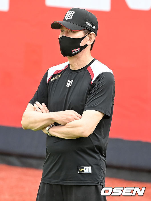 6일 오후 수원 KT위즈파크에서 KT위즈 선수들이 후반기 리그를 앞두고 훈련을 가졌다.KT 이강철 감독이 훈련을 지켜보고 있다. 2021.08.06 /ksl0919@osen.co.kr