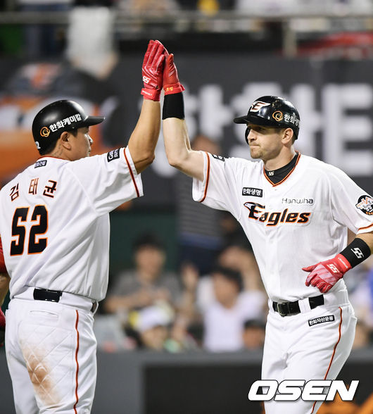 1일 오후 대전 한화생명이글스파크에서 ‘2018 신한은행 MYCAR KBO리그’ 한화 이글스와 LG 트윈스의 경기가 열렸다. 5회말 1사 한화 호잉이 LG 선발 차우찬을 상대로 연타석 홈런을 날린 후 홈을 밟으며 김태균과 하이파이브를 하고 있다./rumi@osen.co.kr