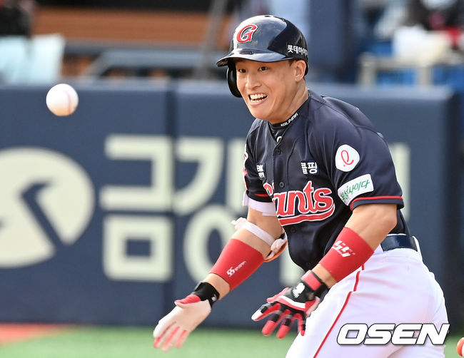  14일 오후 서울 잠실야구장에서 ’2021 신한은행 SOL KBO 리그' LG 트윈스와 롯데 자이언츠의 경기가 열렸다.1회초 무사 1루 롯데 손아섭이 내야 번트 안타를 성공하고 있다. 이 안타로 2000안타를 달성했다. 2021.08.14 /cej@osen.co.kr