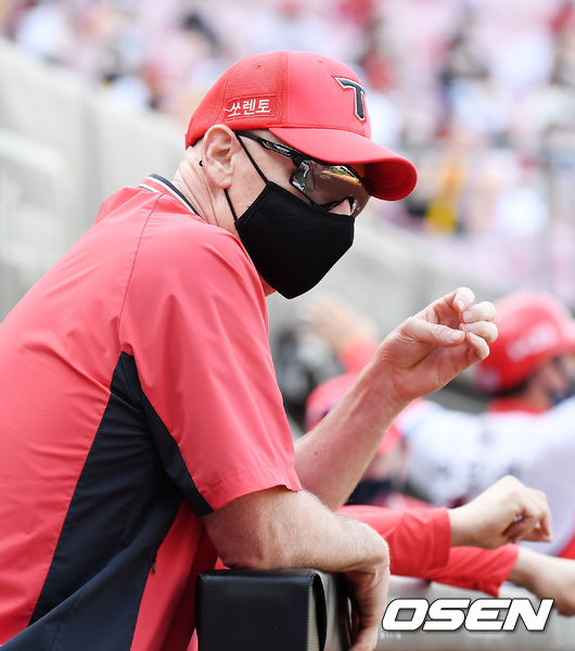 KIA 덕아웃에서 맷 윌리엄스 감독이 경기를 주시하고 있다. 2021.06.06 / rumi@osen.co.kr