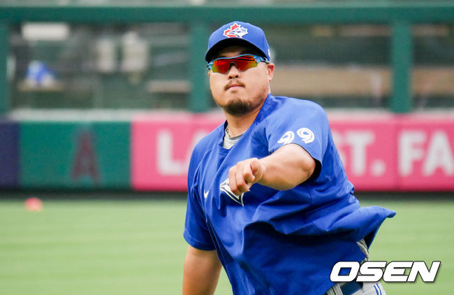 [OSEN=애너하임, 이사부 통신원] 토론토 블루제이스의 류현진이 12일(한국시간) 에인절스타디움에서 LA 에인절스와의 경기에 앞서 캐치볼을 하고 있다. 2021.08.12 /lsboo@osen.co.kr