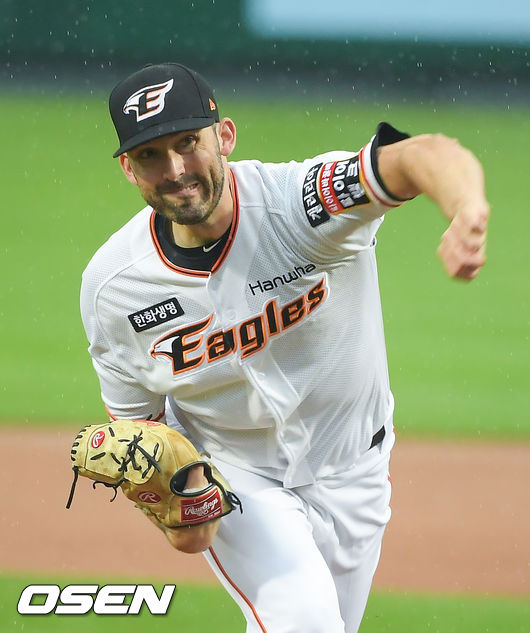 15일 오후 대전 한화생명이글스파크에서 2021 신한은행 SOL KBO리그 한화 이글스와 롯데 자이언츠의 경기가 진행됐다.1회초 한화 선발투수 카펜터가 역투하고 있다.  21.06.15 / soul1014@osen.co.kr