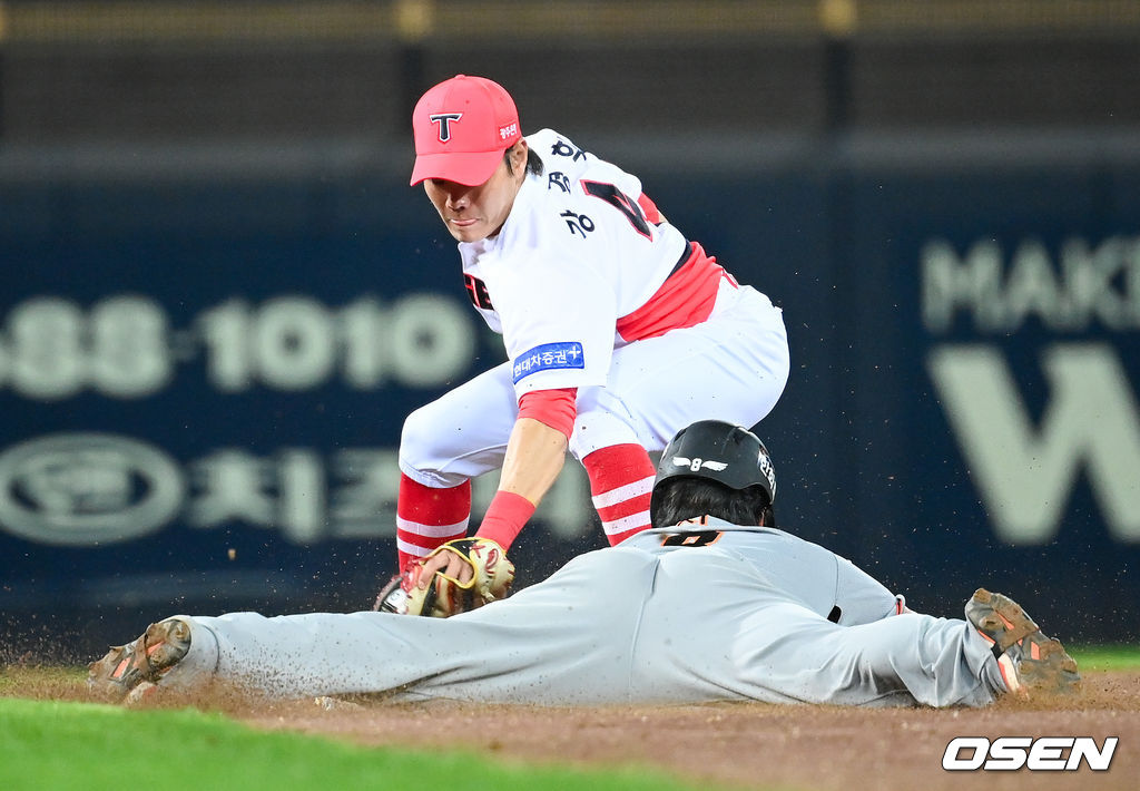 11일 오후 광주기아챔피언스필드에서 2021 신한은행 SOL KBO리그 KIA 타이거즈와 한화 이글스의 경기가 진행됐다.9회초  무사 1루 한화 최인호의 외야플라이때 강경학 2루수가 태그업 시도한 노시환을 태그 시도하고 있다.   2021.08.11 / soul1014@osen.co.kr