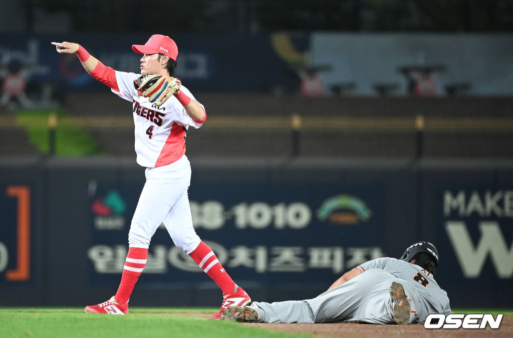 11일 오후 광주기아챔피언스필드에서 2021 신한은행 SOL KBO리그 KIA 타이거즈와 한화 이글스의 경기가 진행됐다.9회초 무사 1루 주자 노시환의 태그업 세이프 판정에 KIA 강경학 2루수가 비디오판독을 요청하고 있다.  2021.08.11 / soul1014@osen.co.kr