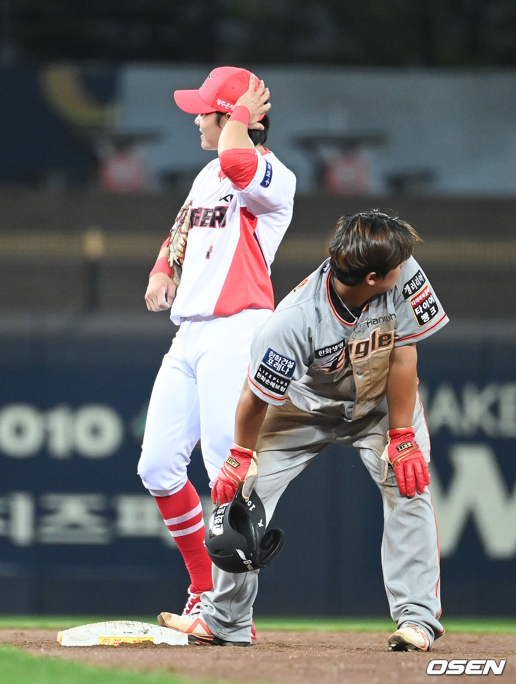 11일 오후 광주기아챔피언스필드에서 2021 신한은행 SOL KBO리그 KIA 타이거즈와 한화 이글스의 경기가 진행됐다.9회초 비디오 판독을 요청했던 KIA 강경학 2루수가 원심 그대로 유지되자 머쓱한 표정을 짓고 있다.  2021.08.11 / soul1014@osen.co.kr