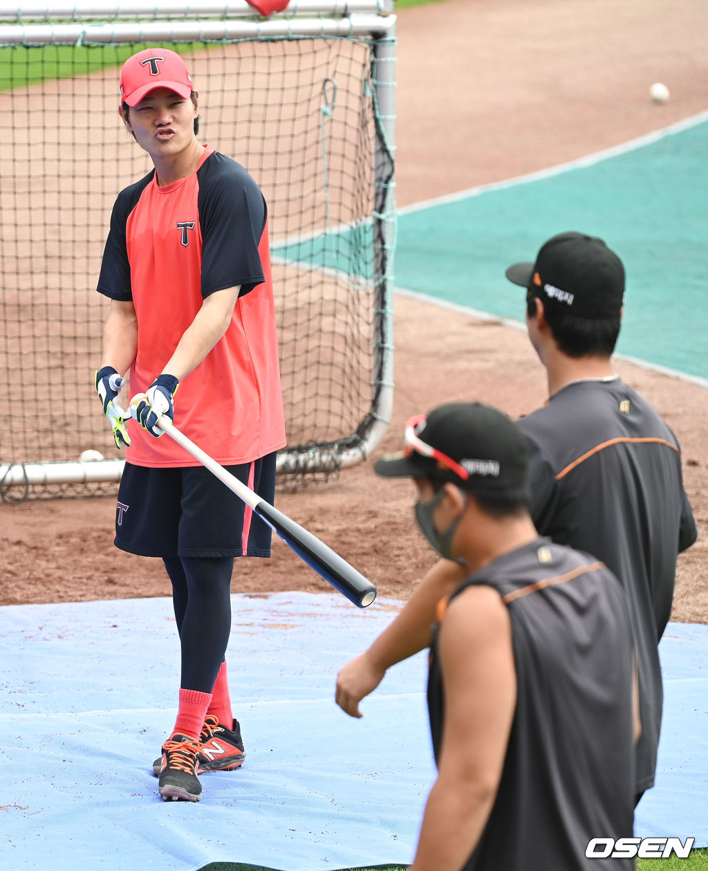 경기에 앞서 KIA 강경학이 노시환과 이야기를 나누고 있다.  2021.08.11 / soul1014@osen.co.kr