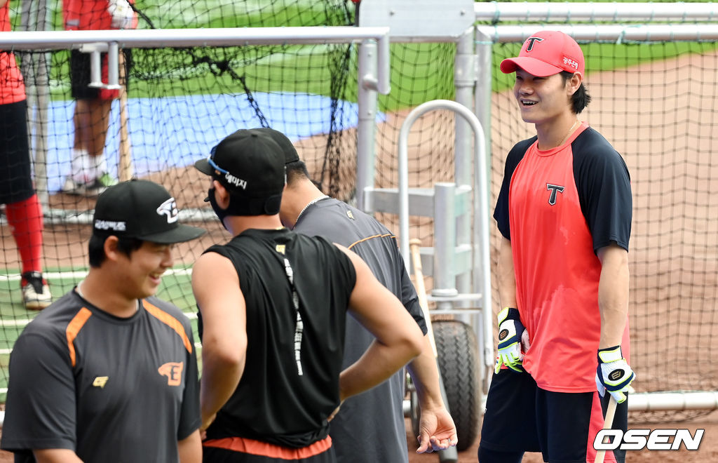 경기에 앞서 KIA 강경학이 한화 선수들과 이야기를 나누고 있다.  2021.08.11 / soul1014@osen.co.kr