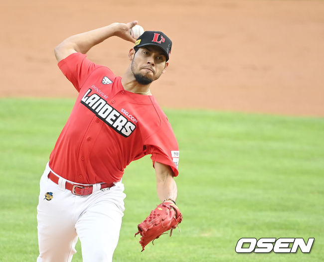 10일 서울 잠실야구장에서 ‘2021 신한은행 SOL KBO 리그’ LG 트윈스와 SSG 랜더스의 경기가 열렸다.1회말 SSG 폰트가 역투하고 있다. 2021.08.10/ youngrae@osen.co.kr