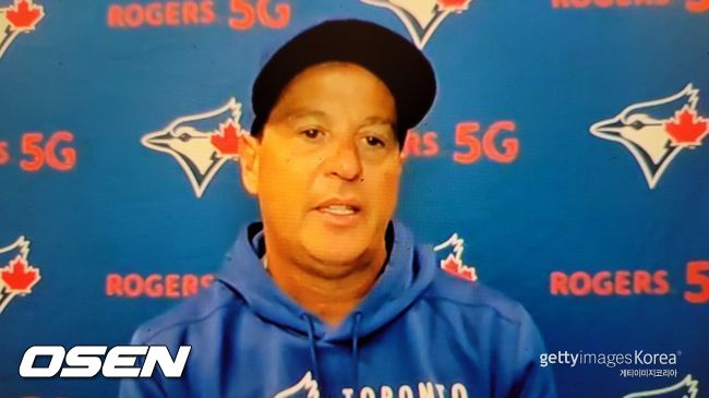 [사진]15일(한국시간) 시애틀과의 원정 경기를 마치고 화상 인터뷰를 하고 있는 찰리 몬토요 토론토 감독. <토론토 블루제이스 구단 제공 영상 캡처>