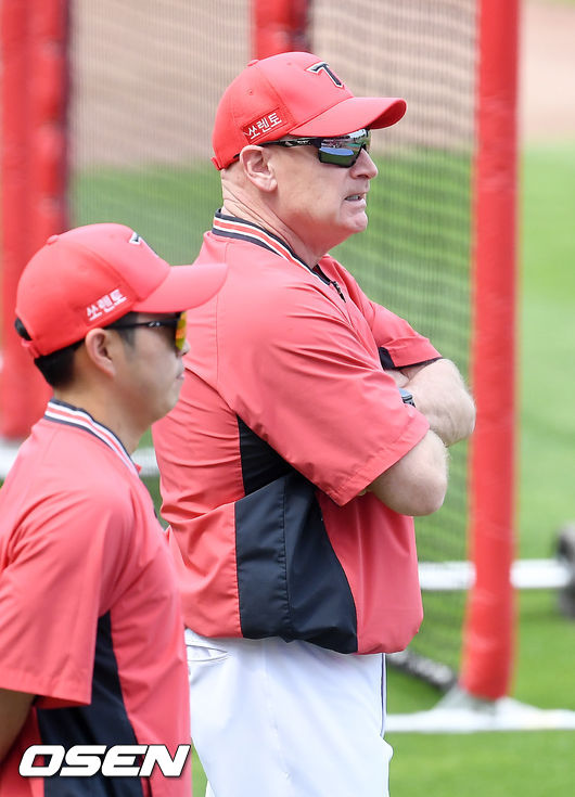 그라운드 위에서 KIA 맷 윌리엄스 감독이 선수들의 훈련을 지켜보고 있다. 2021.07.01 / rumi@osen.co.kr