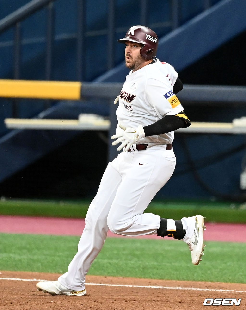 6회말 1사 1,2루에서 키움 크레익이 1타점 우전 적시타를 날리고 볼을 바라보고 있다. 2021.08.15 /jpnews@osen.co.kr
