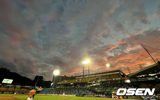 18일 대전 한화생명이글스파크에서 ‘2021 신한은행 SOL KBO리그’ 한화 이글스와 SSG 랜더스의 경기가 열렸다.4회말 한화 공격이 진행되는 가운데 대전 한화생명이글스파크 하늘에 노을이 물들고 있다. 21.06.18 / dreamer@osen.co.kr