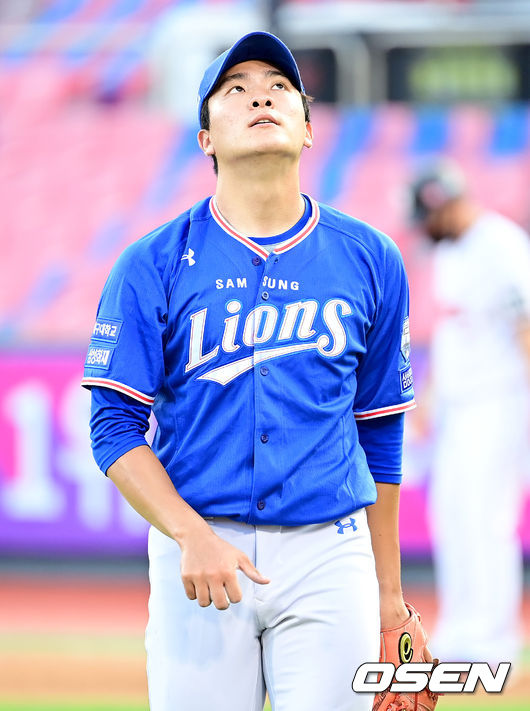15일  경기도 수원시 수원 kt위즈파크에서 ‘2021 신한은행 SOL KBO 리그’ KT 위즈와 삼성 라이온즈의 경기가 열렸다. 3회말 종료 후 삼성 선발 이재희가 더그아웃으로 이동하고 있다. 2021.08.15 /ksl0919@osen.co.kr