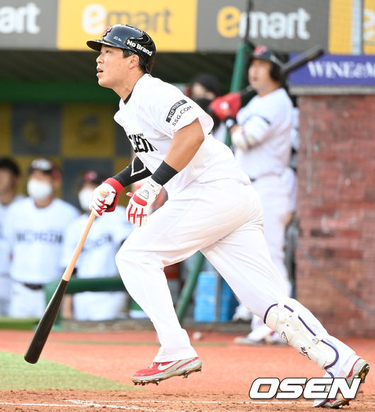2회말 2사 만루 상황 SSG 한유섬이 달아나는 좌중간 만루포를 날리고 있다. 2021.08.15 / dreamer@osen.co.kr