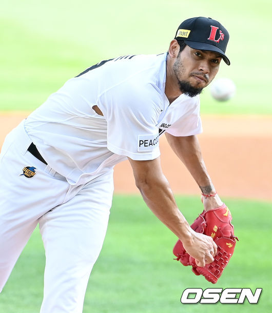 1회초 KIA 타선을 상대로 SSG 선발 폰트가 힘차게 공을 뿌리고 있다. 2021.08.15 / dreamer@osen.co.kr