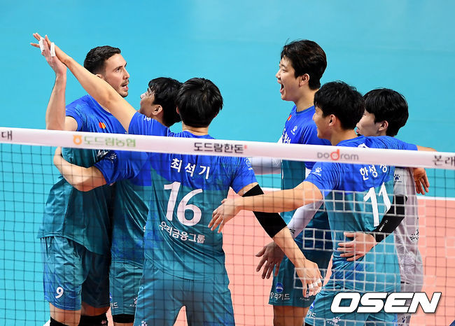 1세트를 따낸 우리카드 선수들이 기뻐하고 있다. /youngrae@osen.co.kr 