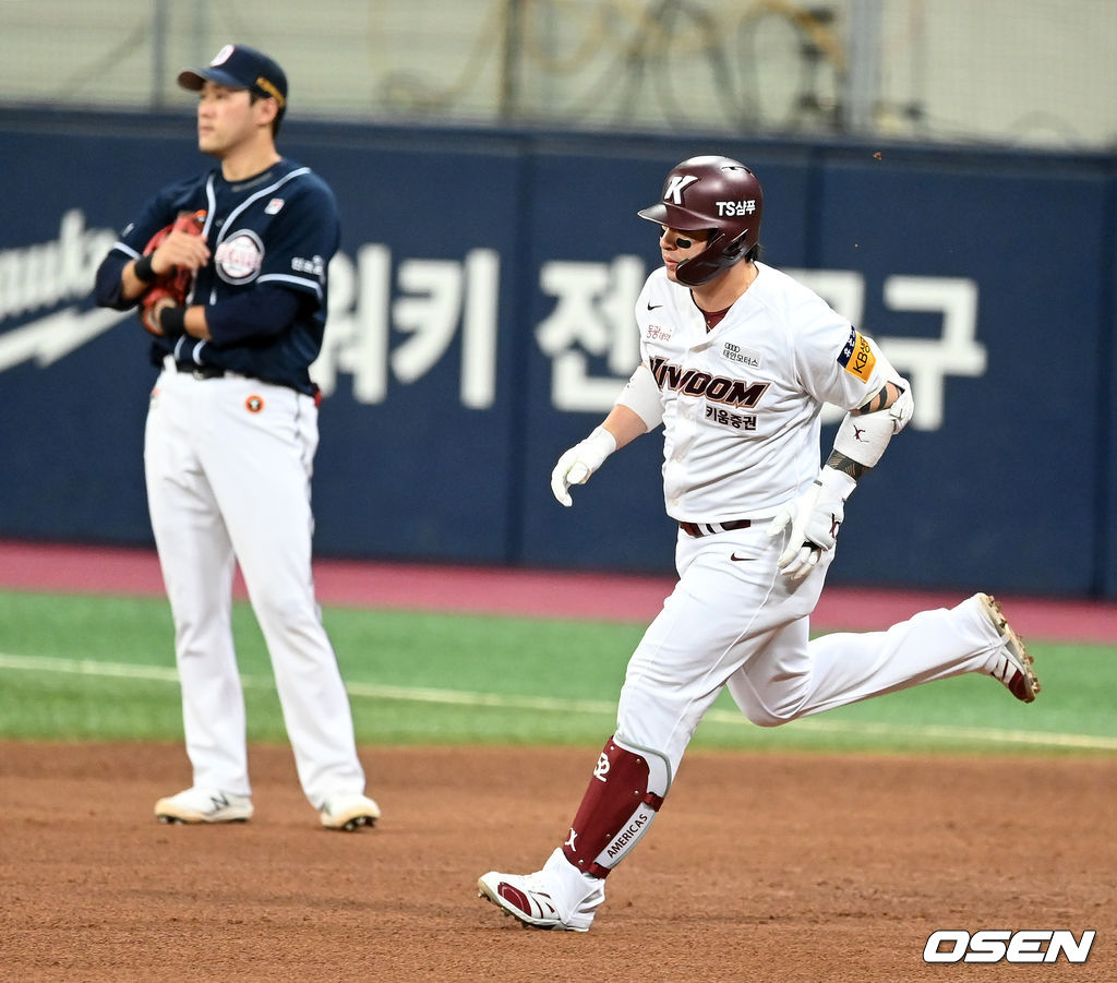 5회말 무사에서 키움 박병호가 솔로포를 날리고 그라운드를 돌고 있다. 2021.08.15 /jpnews@osen.co.kr