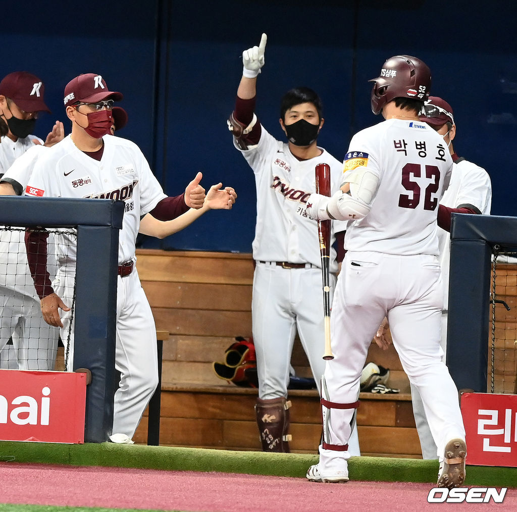 5회말 무사에서 키움 박병호가 솔로포를 날리고 홍원기 감독과 기뻐하고 있다. 2021.08.15 /jpnews@osen.co.kr