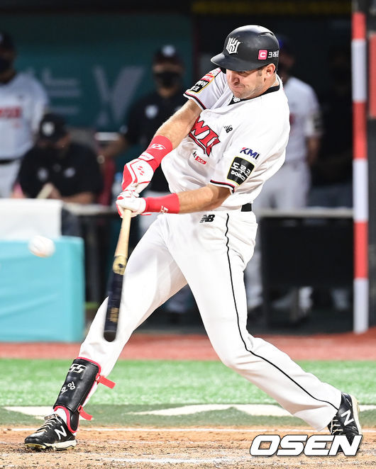 15일  경기도 수원시 수원 kt위즈파크에서 ‘2021 신한은행 SOL KBO 리그’ KT 위즈와 삼성 라이온즈의 경기가 열렸다. 7회말 무사 3루 KT 호잉이 희생플라이를 치고 있다. 2021.08.15 /ksl0919@osen.co.kr