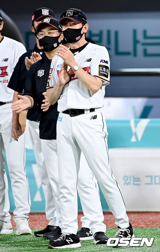 KT가 13일에 이어 또 다시 약속의 7회를 만들었다.KT 위즈는 15일 수원KT위즈파크에서 열린 2021 신한은행 SOL KBO리그 삼성 라이온즈와의 시즌 10차전에서 6-4로 승리했다.경기 종료 후 KT 이강철 감독이 기뻐하고 있다. 이강철 감독은 이 승리로 KBO 역대 31번째 200승을 달성했다. 2021.08.15 /ksl0919@osen.co.kr