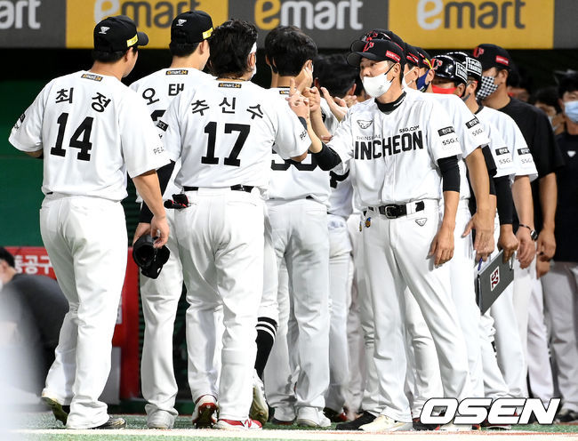 승리를 거둔 SSG 김원형 감독 및 코칭스태프와 선수들이 인사를 나누고 있다. 2021.08.15 / dreamer@osen.co.kr