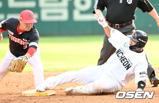 2회말 1사 주자없는 상황 SSG 이현석이 2루타를 날리고 2루에 슬라이딩 해 세이프되고 있다. 2021.08.15 / dreamer@osen.co.kr