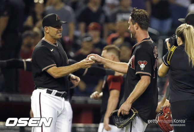[사진] 애리조나 타일러 길버트가 15일(한국시간) 샌디에이고 상대로 노히터를 달성했다. 경기 후 토레이 로불로 감독으로부터 노히터 기념구를 받고 있다. 2021.08.15 ⓒGettyimages(무단전재 및 재배포 금지)