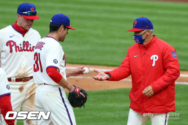 [사진] 조 지라디(오른쪽) 필라델피아 감독이 맷 무어를 교체하고 있다. 2021.04.18 ⓒGettyimages(무단전재 및 재배포 금지)