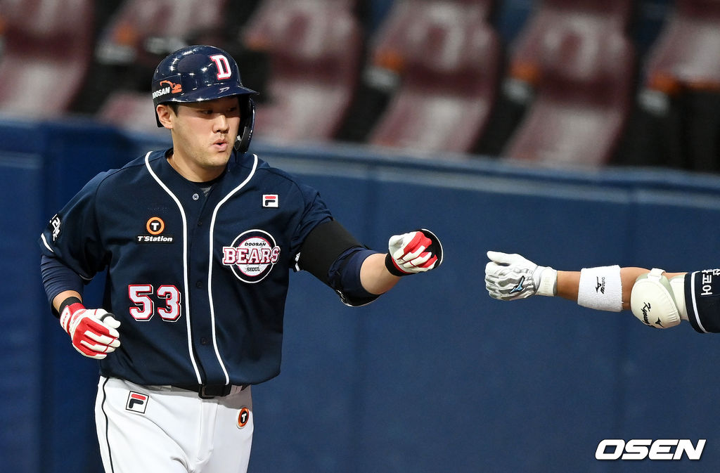 2회초 1사에서 두산 양석환이 동점 솔로포를 날리고 하이파이브를 하고 있다. 2021.08.15 /jpnews@osen.co.kr
