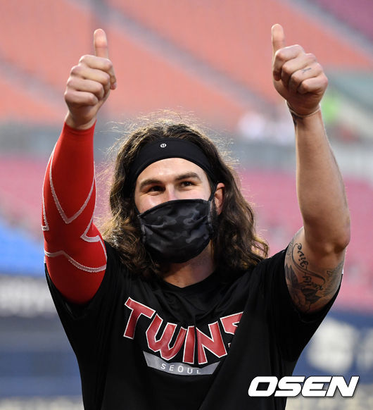 켈리가 팬들을 향해 인사하고 있다. 2021.06.20 /jpnews@osen.co.kr