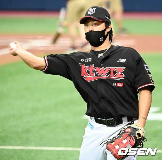 경기 전 KT 강백호가 그라운드 위에서 몸을 풀고 있다. 21.08.10/rumi@osen.co.kr
