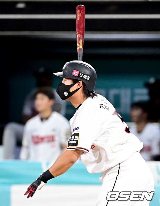 15일  경기도 수원시 수원 kt위즈파크에서 ‘2021 신한은행 SOL KBO 리그’ KT 위즈와 삼성 라이온즈의 경기가 열렸다. 7회말 무사 1, 3루 KT 강백호가 동점 2타점 적시 2루타를 날리고 있다. 2021.08.15 /ksl0919@osen.co.kr