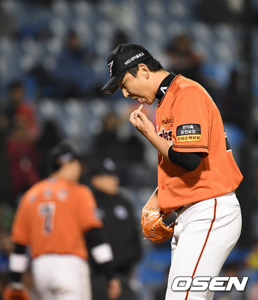 8회초 2사 1,2루에서 한화 정우람이 삼성 구자욱에 동점 1타점 좌전 적시타를 허용하며 아쉬워하고 있다. /jpnews@osen.co.kr