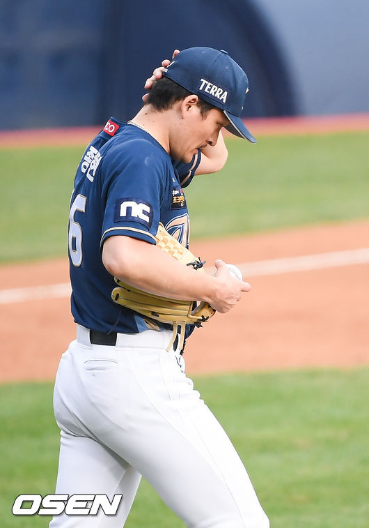 8회말 송구실책으로 2실점 허용한 NC 원종현 투수가 아쉬워하고 있다 /  soul1014@osen.co.kr