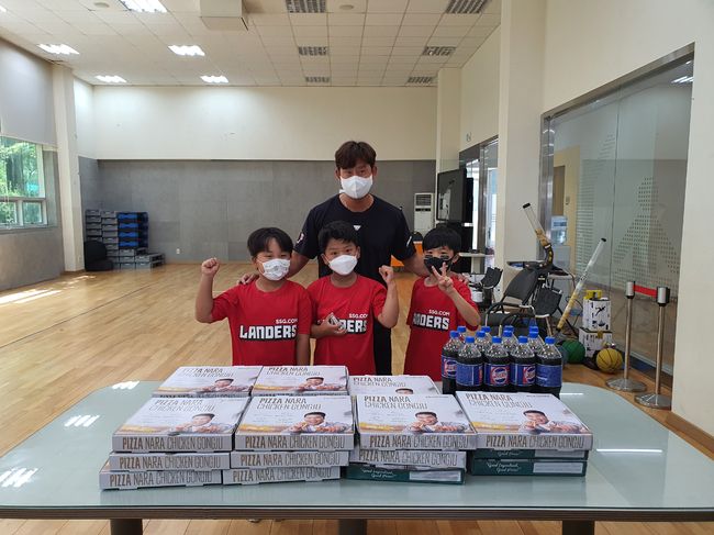 [사진] SSG 랜더스 베테랑 오른손 투수 김상수(33)가 감동적인 사연을 듣고 ‘돈쭐’ 행렬에 동참했다. / SSG 제공