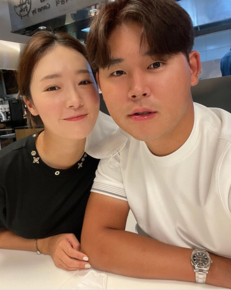 SNS에서 다정한 모습을 보이고 있는 오지현과 김시우. 