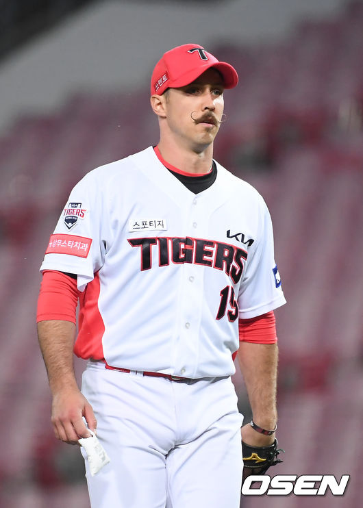 KIA 선발투수 멩덴이 더그아웃으로 들어가고 있다. / soul1014@osen.co.kr
