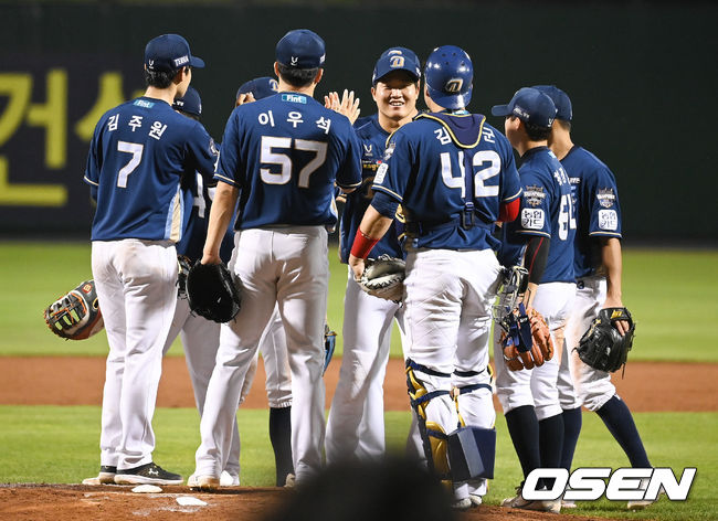 경기종료 후 NC 선수들이 승리의 기쁨을 나누고 있다.  2021.08.13 / soul1014@osen.co.kr