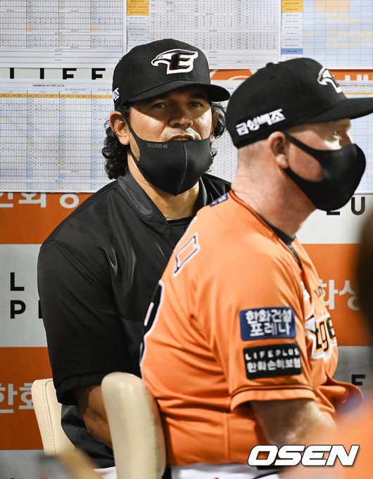 8회말 한화 수베로 감독이 경기를 지켜보고 있다.  2021.08.13 / soul1014@osen.co.kr