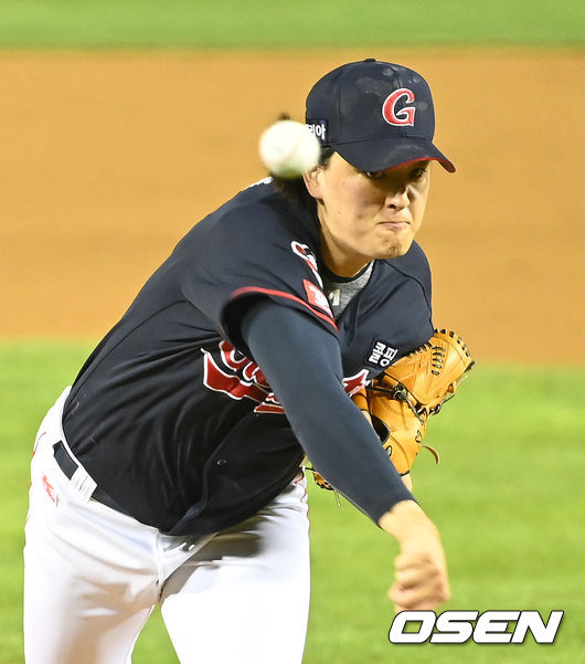 롯데는 13일 서울 잠실구장에서 열린 ‘2021 신한은행 SOL KBO리그’ 정규시즌 LG 트윈스와의 경기에서 2-0으로 승리를 거뒀다. 이로써 롯데는 시즌 35승45패1무를 마크했다. 단독 선두로 올라섰던 LG의 4연승 행진을 저지했다. 시즌 45승33패가 됐다.9회말 무사 1루에서 롯데 김원중이 역투하고 있다. 2021.08.13 /sunday@osen.co.kr